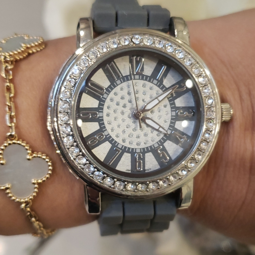 Watch with rhinestones and a rubber band